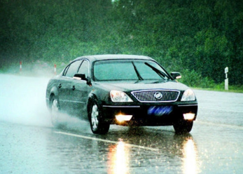 雨天行车要开什么灯 雨天行车灯光使用方法,第1张